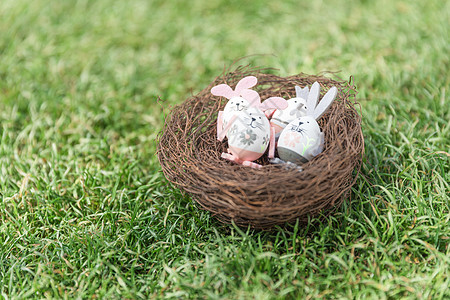阳光下草地上的复活节彩蛋图片