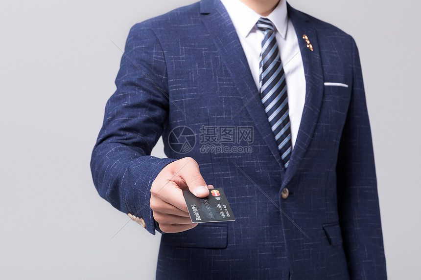 商务男性手拿信用卡图片
