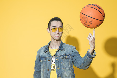 篮球男生照片拿着篮球的青年男性背景