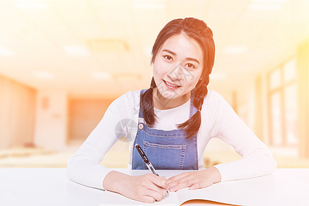 教室里的女学生图片