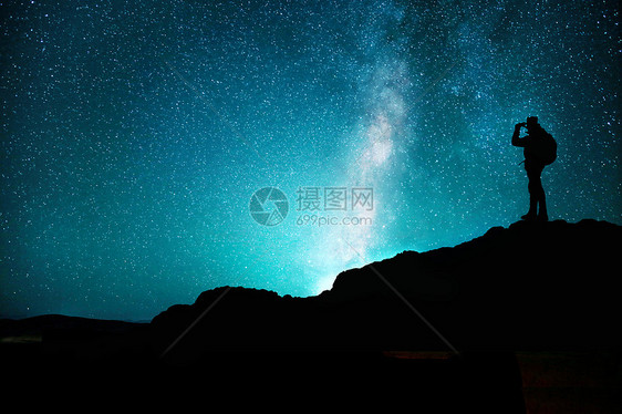 观看星空的人图片