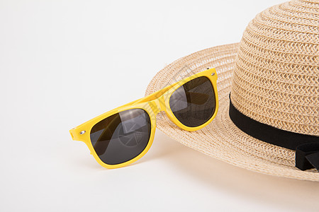 戴太阳镜女性眼镜和草帽背景