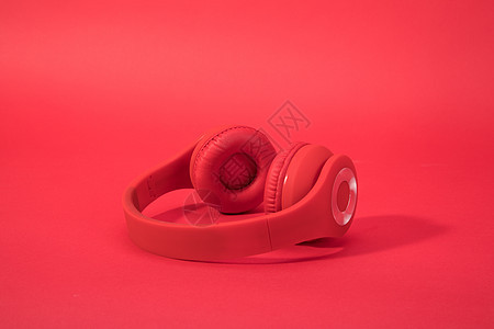 红色背景里的头戴式耳机图片