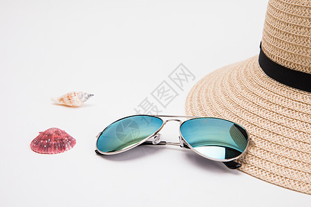 戴太阳镜女性眼镜和草帽背景