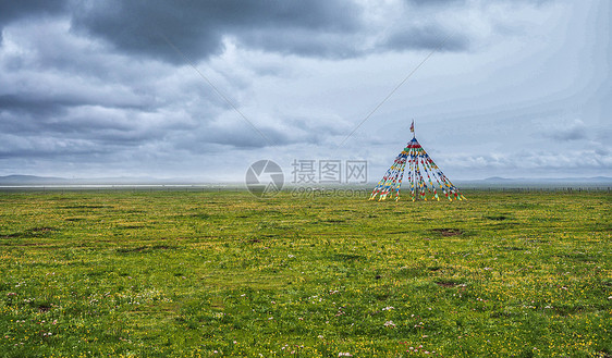 青海湖草原经幡风光图片