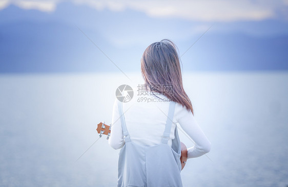 女孩在海边玩耍背影图片