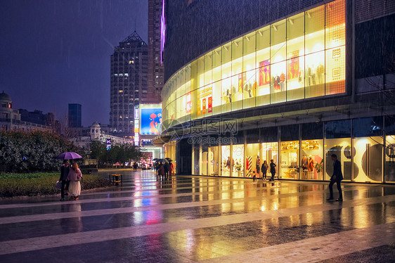 购物中心门口雨景图片