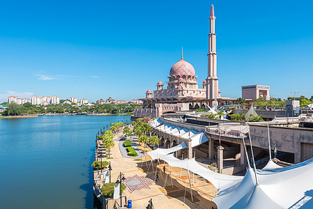 透彻的蓝天马来西亚布城清真寺背景