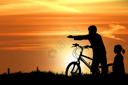夕阳下骑车的小朋友图片
