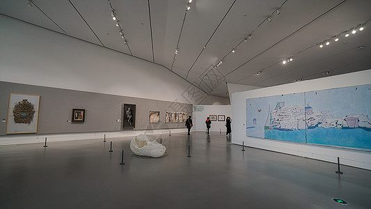 画展展厅现代艺术展厅看展览的人背景