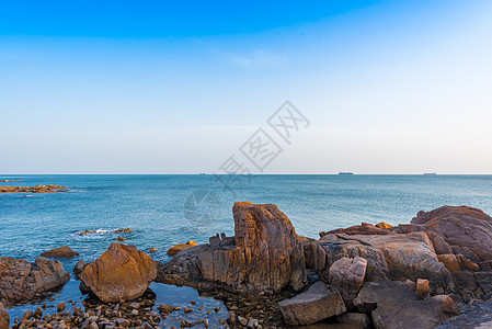 海边灯塔黑白青岛海滨情人坝背景