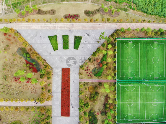 俯瞰城市公园足球场图片