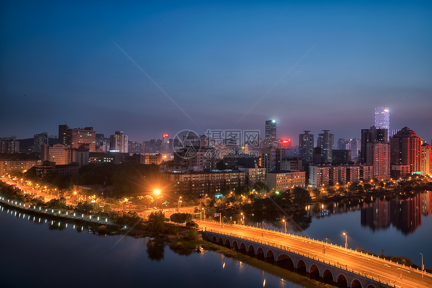 夜晚城市道路车流图片