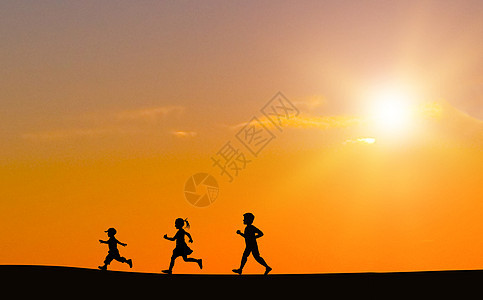 夕阳下奔跑的小孩剪影背景图片