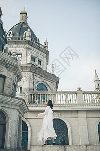 白衣女欧美风女性街拍背景