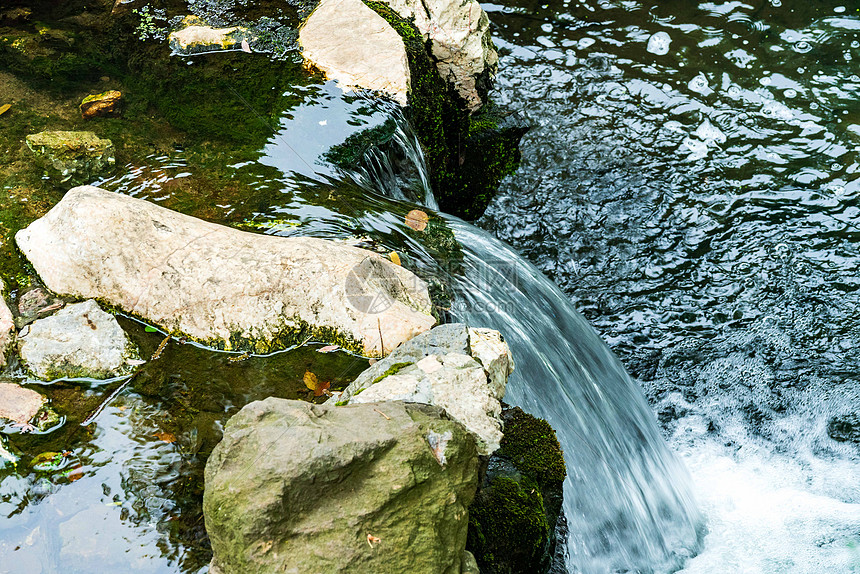 山间小溪水