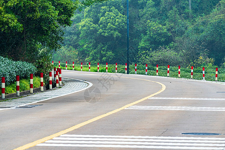 山间的公路图片