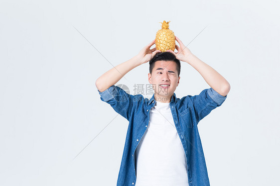 年轻男性头顶菠萝搞怪图片