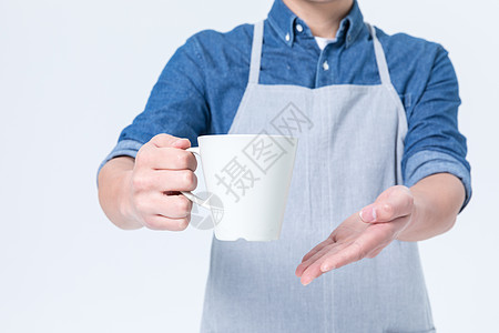 咖啡师男性形象拿着咖啡杯的咖啡师服务员背景