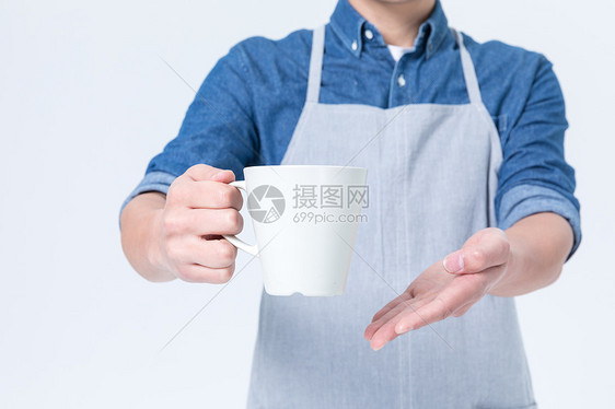 拿着咖啡杯的咖啡师服务员图片