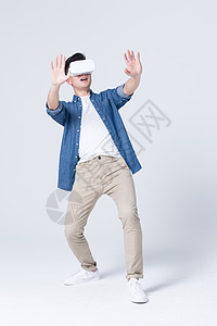 vr触碰年轻男性体验虚拟现实3D眼镜背景