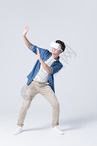 vr触碰年轻男性体验虚拟现实3D眼镜背景