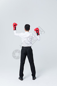 商务男士戴拳击手套背影图片
