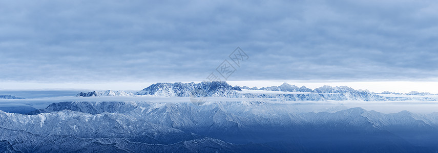 攀登雪山四人同山背景