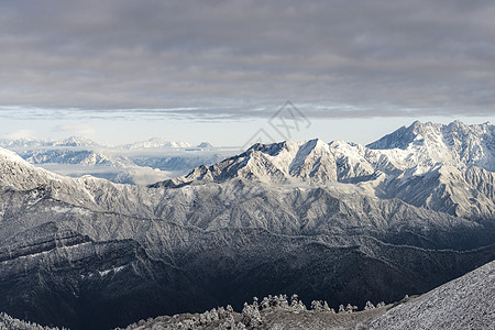 人攀登山素材四人同山背景