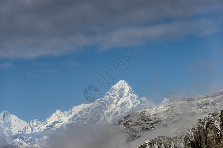 雪山攀登四人同山背景