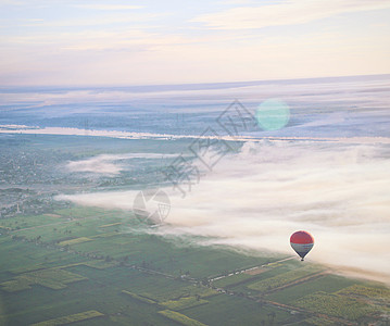 晨雾中的热气球图片