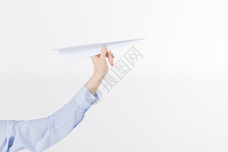 青年手握纸飞机特写图片