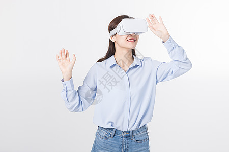 青年女性体验VR游戏图片