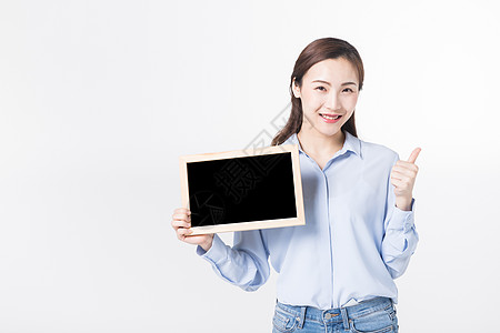 开心青年女性手拿黑板展示图片