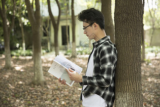 学生在认真阅读图片