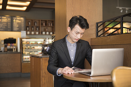 商务男士在咖啡店里阅读图片