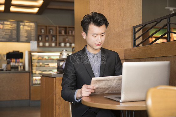 商务男士在咖啡店里阅读图片