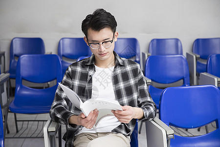 学生在认真阅读图片