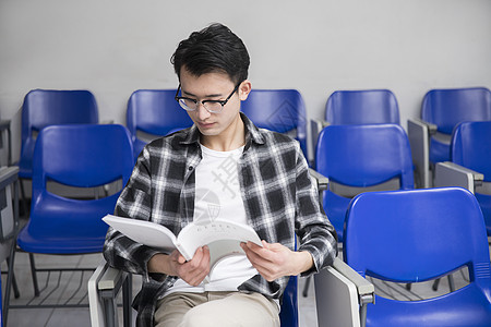 学生在认真阅读图片