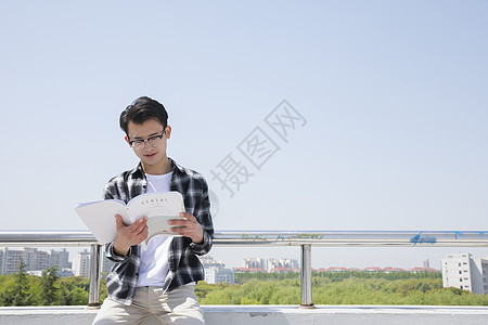 学生在认真阅读图片