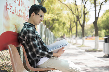 读书海报学生在认真阅读背景