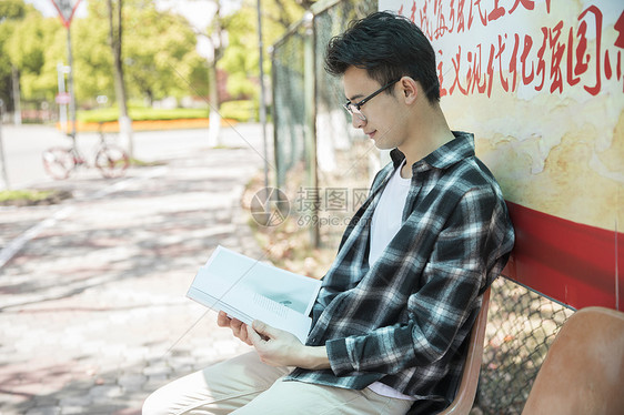 学生在认真阅读图片