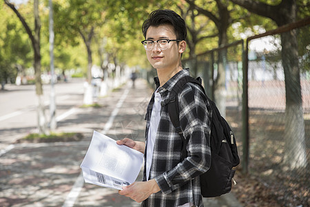 学生在认真阅读图片