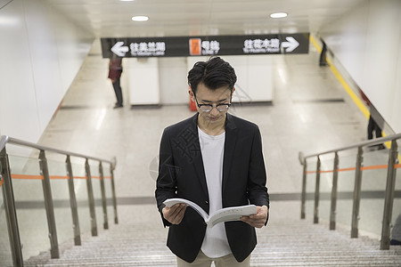 商务男士在地铁里阅读图片