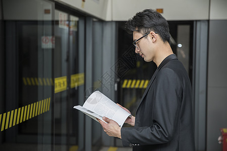 商务男士在地铁里阅读图片