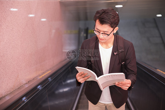 商务男士在地铁里阅读图片