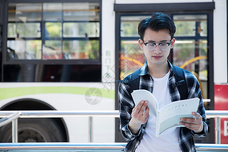 学生在公交上看书阅读图片