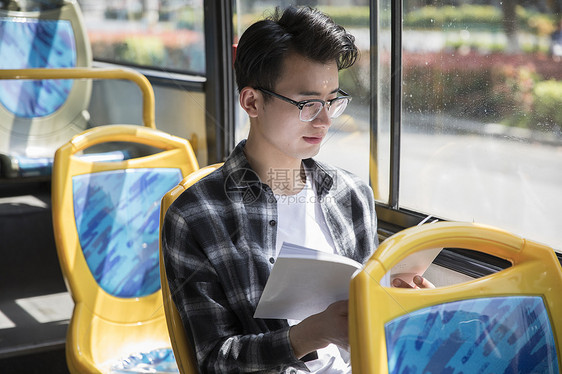 学生在公交上看书阅读图片