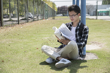 学生在认真阅读图片