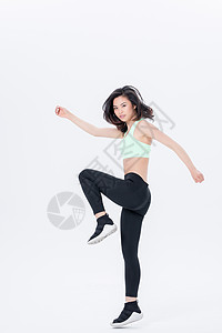 运动女性高抬腿动作图片